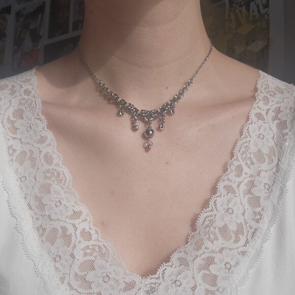 Gothic Victorian style V-shaped necklace with a small silver chain - Picture 5 of 12